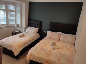 Room in Guest room - Apple House Wembley - Family room with shared bathroom, Barnet